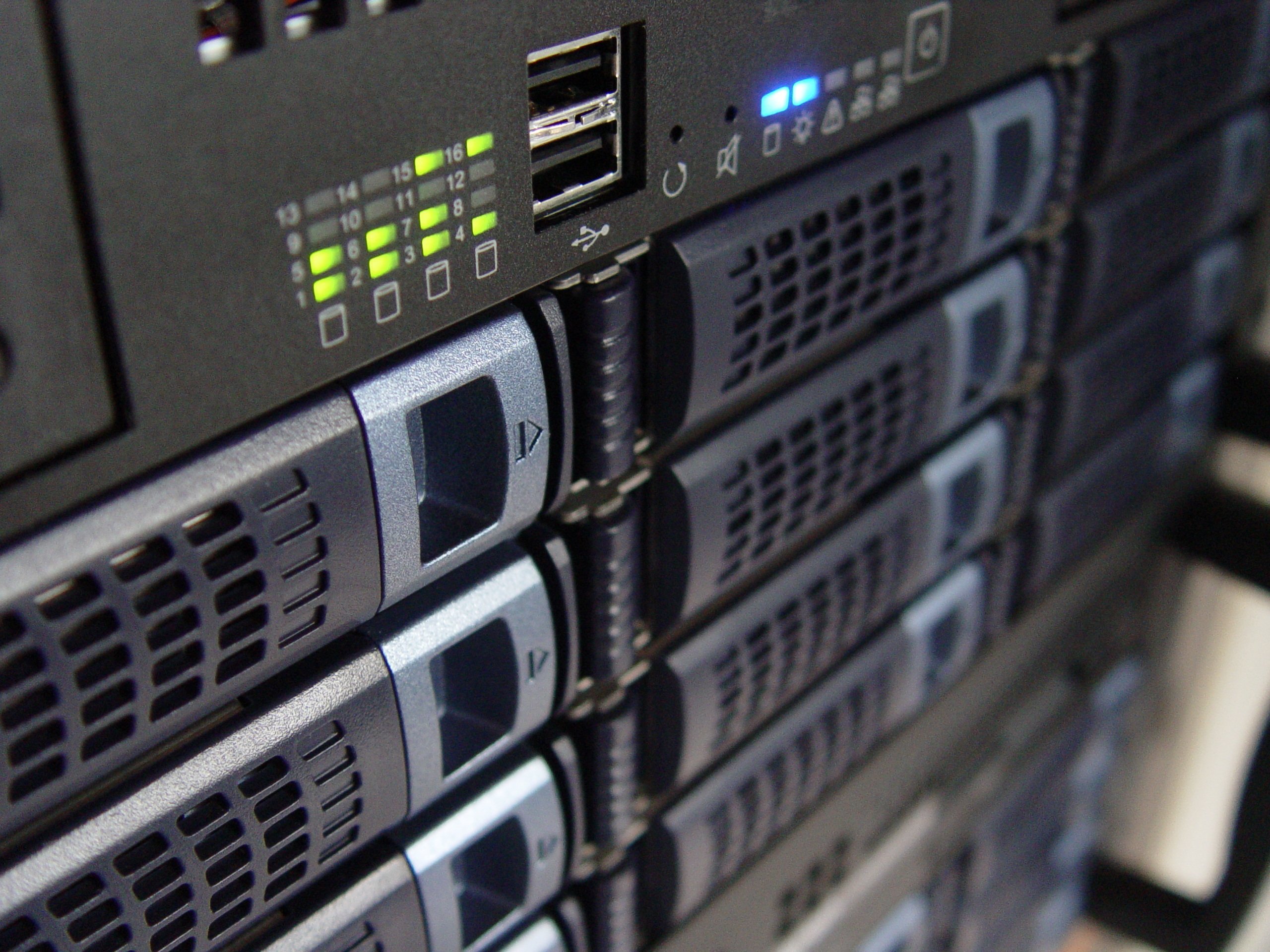 Server-Rack im Rechenzentrum mit aktiven LEDs
